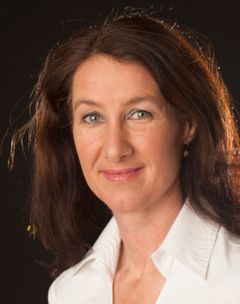 Maude Davey interpreta Helen