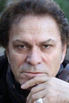 Timo Flloko interpreta Johnson