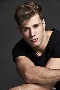 Cole Reinhardt interpreta Matt