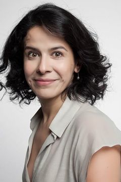 Arcelia Ramírez interpreta Great Granddaughter / Narrator (voice)