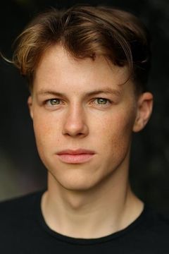 Milo Callaghan interpreta Seb Burrows