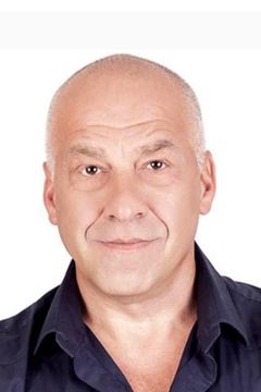 Tony Nikolakopoulos interpreta Driver
