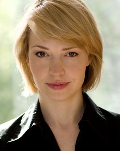 Nell Mooney interpreta NY Times Journalist’s Wife