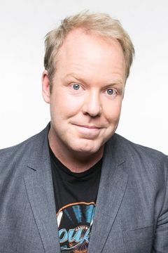 Peter Helliar interpreta Blake