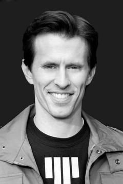 Travis Cluff interpreta Mr. Schwendiman