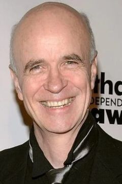 Tom Noonan interpreta Father Roger