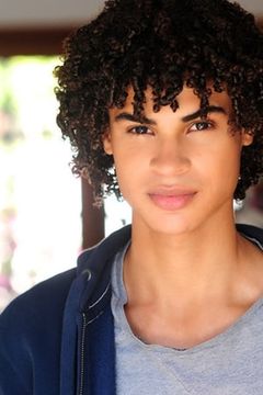 Kolton Stewart interpreta Clifford