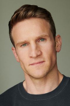 Claybourne Elder interpreta Jake Hunter