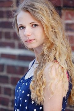 Addy Miller interpreta Young Lily