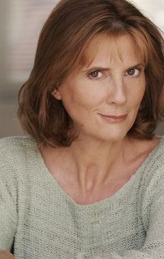 Sarah Lilly interpreta Evelyn