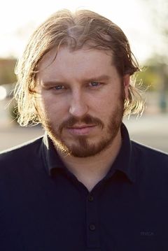 Ryan Kruger interpreta Ex-RST Employee