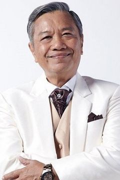 Rong Kaomulkadee interpreta Thai Chef