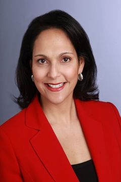 Jeanine Ramirez interpreta Reporter Outside Theater