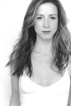 Virginia Reece interpreta Redhead