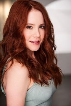 Amy Davidson interpreta Kerry Hennessy