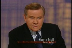 Marvin Scott interpreta Interviewer