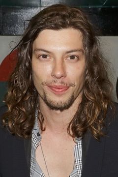 Benedict Samuel interpreta George