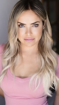 Chauntal Lewis interpreta Bridesmaid