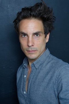 Marc Arnaud interpreta Man at Bar #2