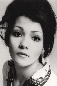 Irina Maleeva interpreta Lina