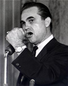 George Wallace interpreta Self (archive footage) (uncredited)