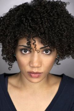 Jasika Nicole interpreta Astrid Farnsworth