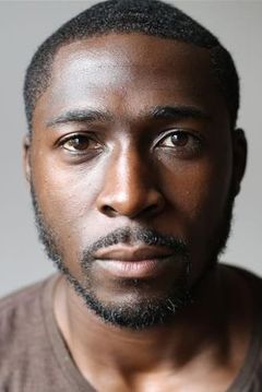 Eric Kofi Abrefa interpreta Officer (Dover Castle)
