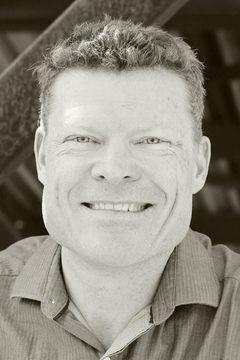 Lucas Dudley interpreta Helicopter Pilot