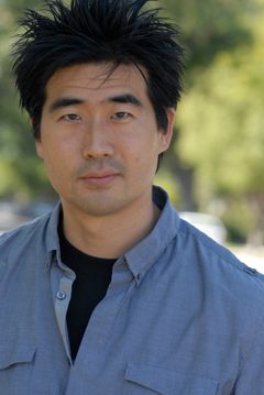 Ryun Yu interpreta Dr. Wang