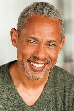 Tony J. Scott interpreta High School Principal