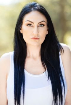 Andrea Collins interpreta Bar Patron / Concert Goer