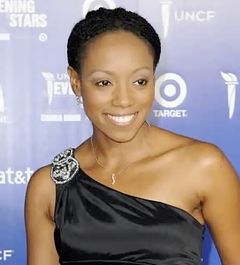 Dalia Phillips interpreta TSA Agent Shaw
