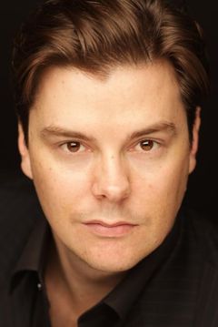 Gabriel Andrews interpreta Herr Klum