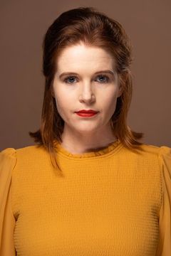 Kristina Clifford interpreta Sharon