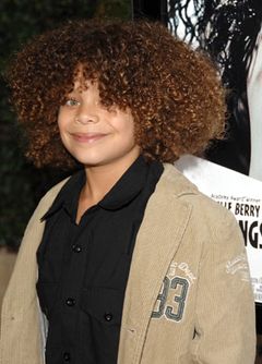Micah Berry interpreta Dory Burke