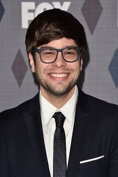 Charlie Saxton interpreta Jay (segment