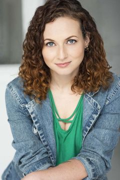 Chelsea Rankin interpreta Hotel Clerk