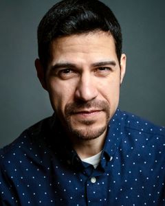 Emir García interpreta Mustang Driver (uncredited)