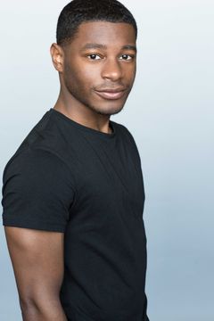 Kamil McFadden interpreta Ernie Cooper