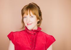 Shannon Jardine interpreta Store Clerk