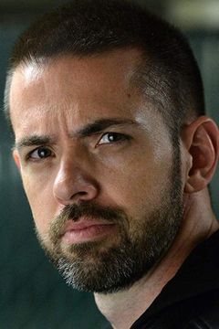Matt Clouston interpreta Pete