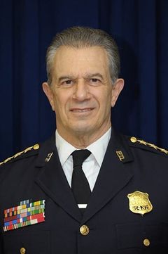John De Bello interpreta Patrolman Matthews (uncredited)