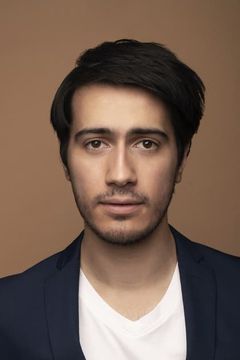 Dario Ladani Sanchez interpreta Lucas