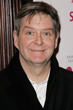 James Fleet interpreta Sir Reginald DeCourcy