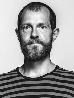 Nicolai Dahl Hamilton interpreta Convenience Store Manager