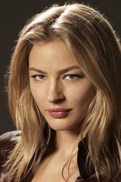 Tabrett Bethell interpreta Kate Davis