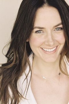 Karrie Cox interpreta Waitress (uncredited)