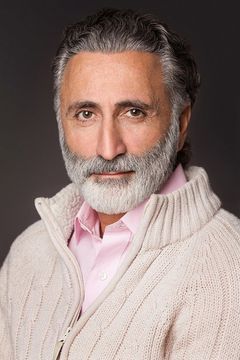 Michael Mazzeo interpreta Leo