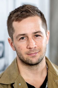 Michael Angarano interpreta Dr. Bertram “Bertie