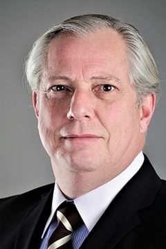 Mark Kempson interpreta Warden